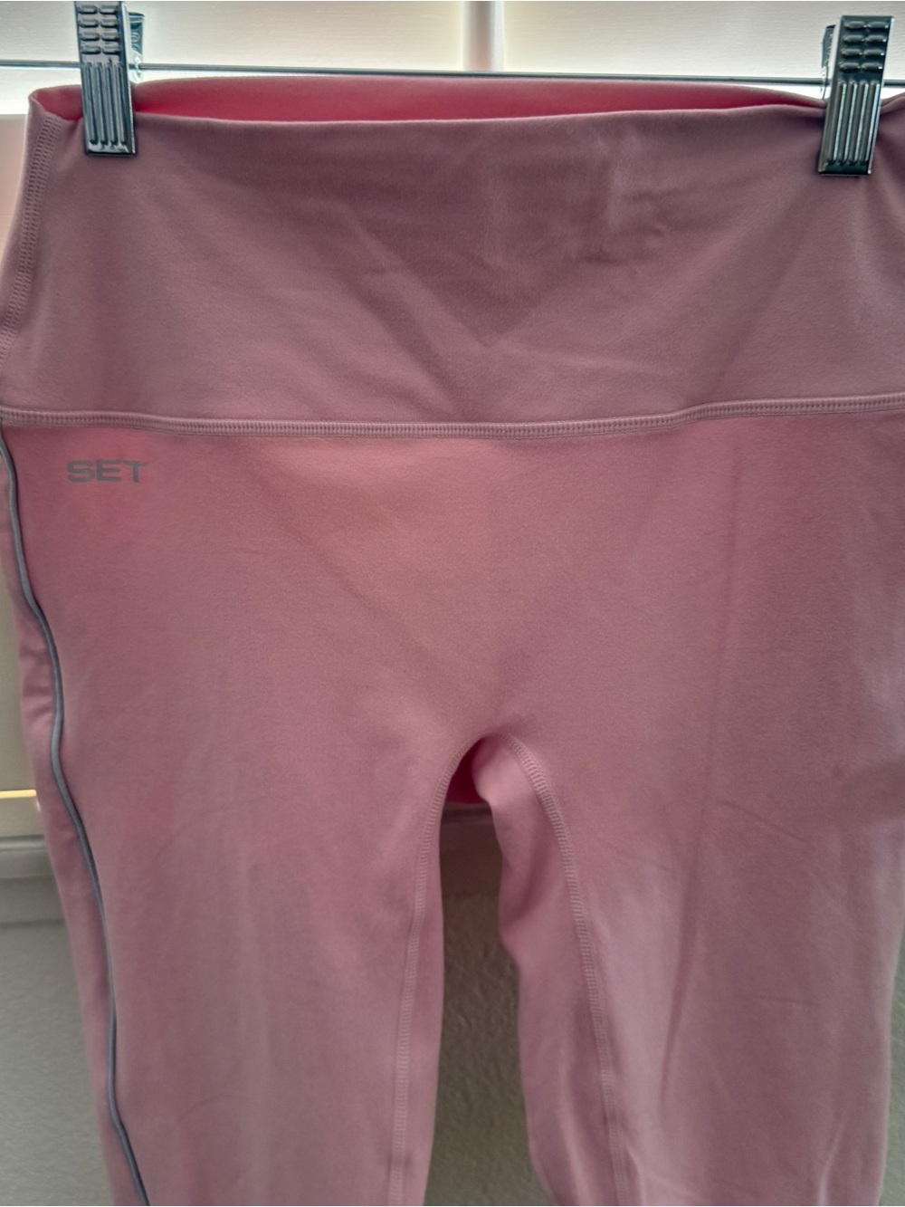 Set active formcloud pipe leggings and cloud training cami in blush - Picture 3 of 9